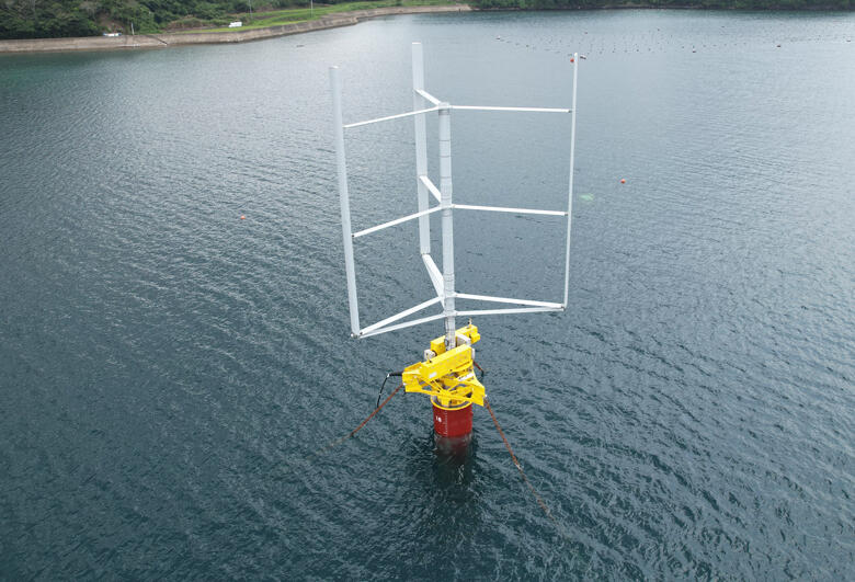 壱岐で海上実証を始めた20kWのFAWT小型実験機（ロータ直径9.3m）と回転円筒浮体